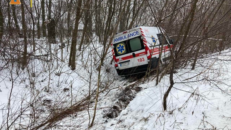 На Волині «швидку» занесло в сніговому заметі
