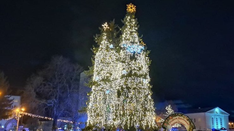 У Луцьку засвітили головну новорічну ялинку