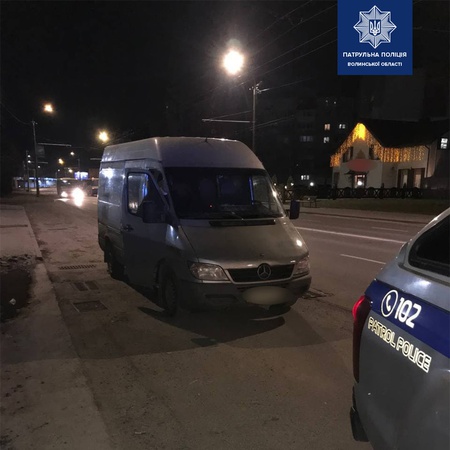 У Луцьку з телефоном біля вуха роз’їжджав п’яний водій, якого позбавили права керувати авто