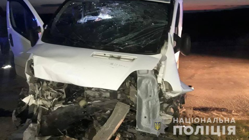 Під Луцьком сталася смертельна аварія: бус влетів у легковик