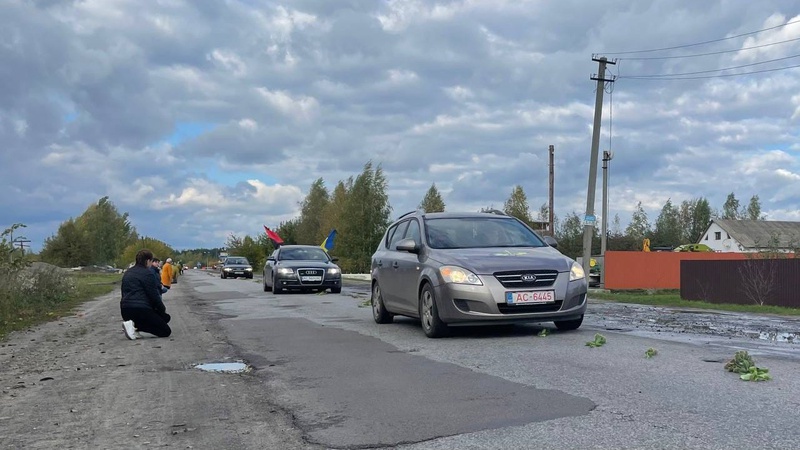 У селі на Волині мешканці на колінах зустріли загиблого Героя