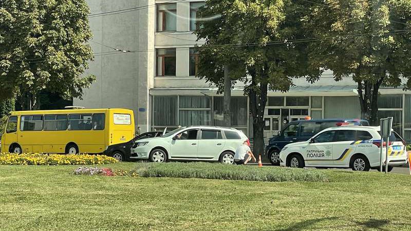 У Луцьку на кільці зіштовхнулися два легковики. ФОТО