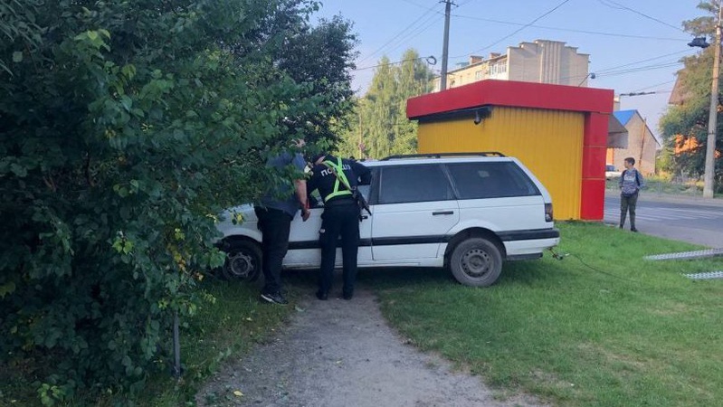 У Луцьку аварія: п’яний водій зніс огорожу поблизу кіоску