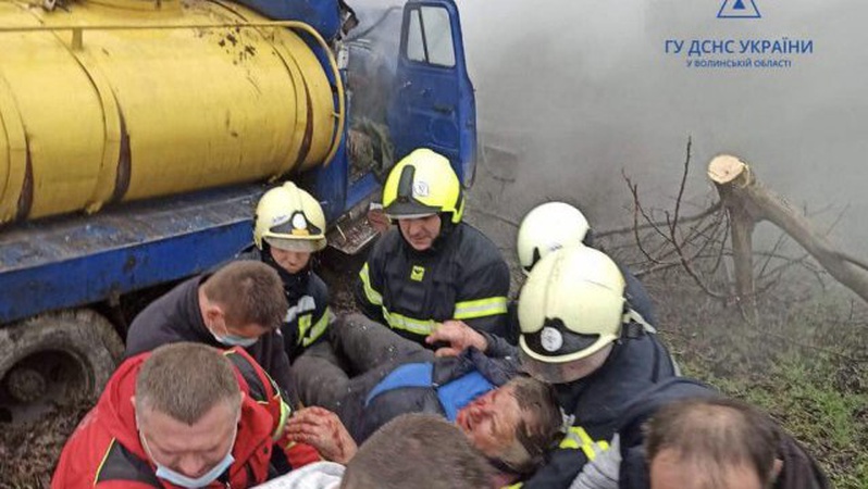 Поблизу Луцька молоковоз зіткнувся з маршруткою і злетів у кювет. Водія вирізали рятувальники. Фото