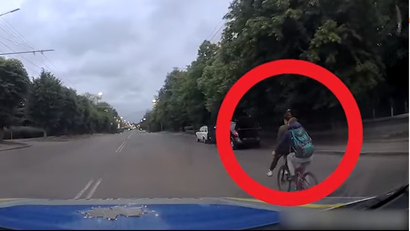 У Луцьку хлопець віз дівчину на кермі велосипеда: патрульні склали протокол. ВІДЕО