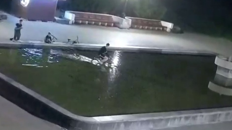 У Луцьку підлітки катались вночі на велосипедах у фонтані