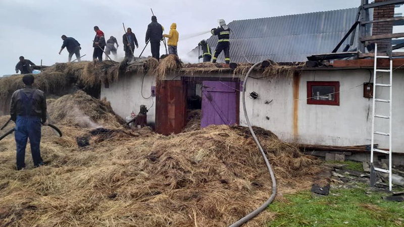 На Волині через розряд блискавки горіла цегляна будівля. ФОТО