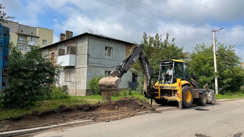 У місті на Волині облаштовують тротуари