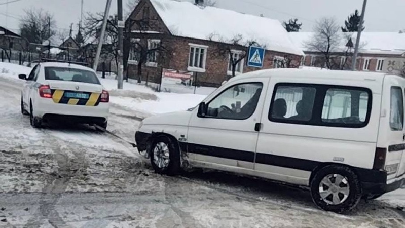 Патрульні допомогли двом водіям з Волині у яких були несправні автомобілі