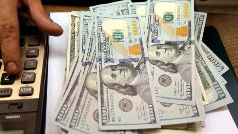 Долар по 40: офіційний курс долара вперше перетнув таку позначку