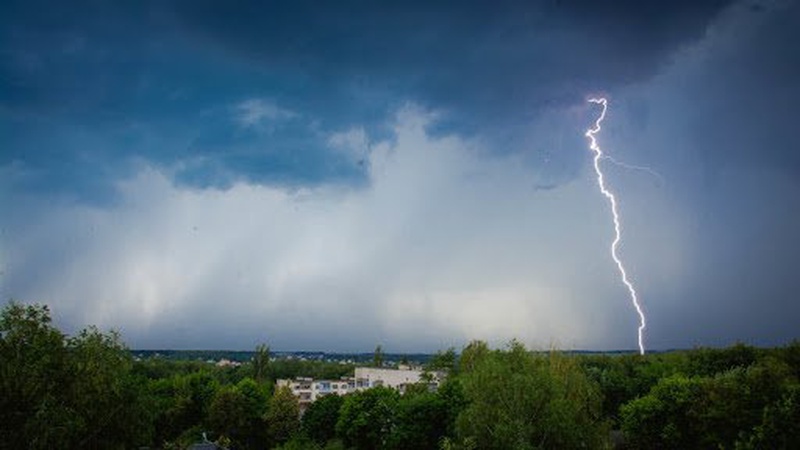 Жовтий рівень небезпечності: волинян попереджають про грозу