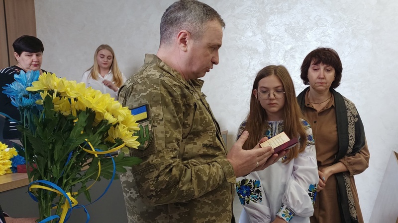 У місті на Волині рідним полеглих Героїв вручили їхні державні нагороди