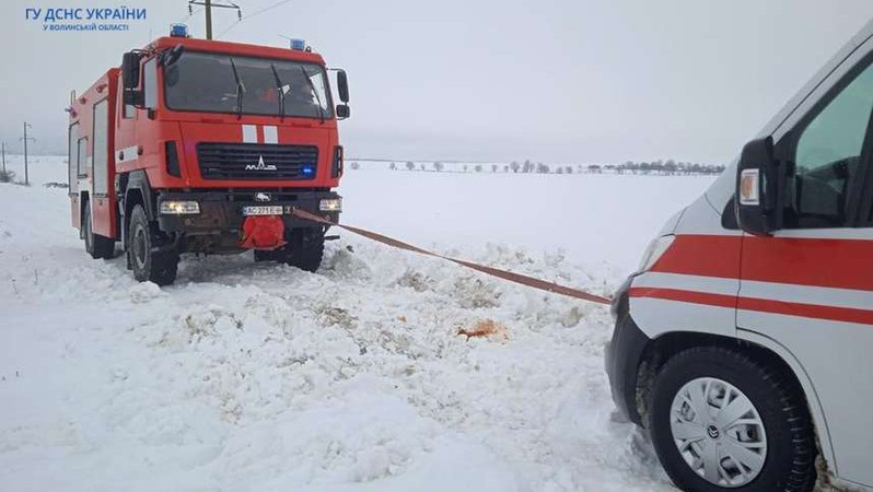 Волинські рятувальники відбуксирували швидку, що застрягла