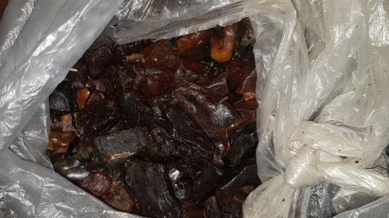 Волинянин намагався вивезти з України 30 кілограмів бурштину