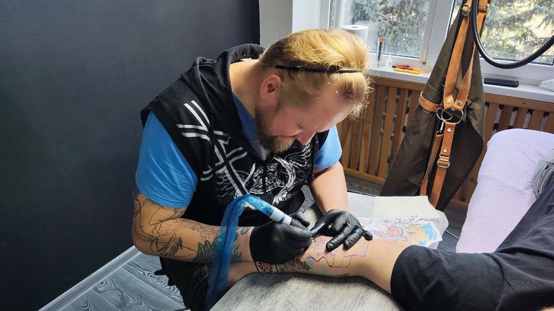Тату-майстер з Рубіжного б’є патріотичні тату в Луцьку