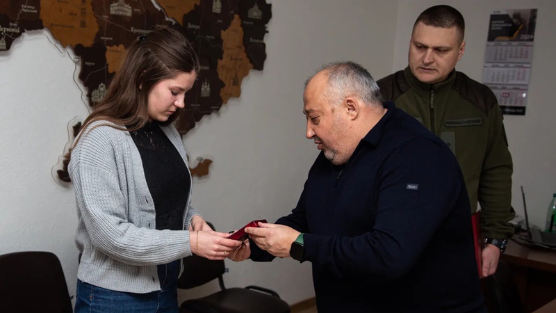18-річній вдові загиблого Героя з Волині вручили його посмертну нагороду