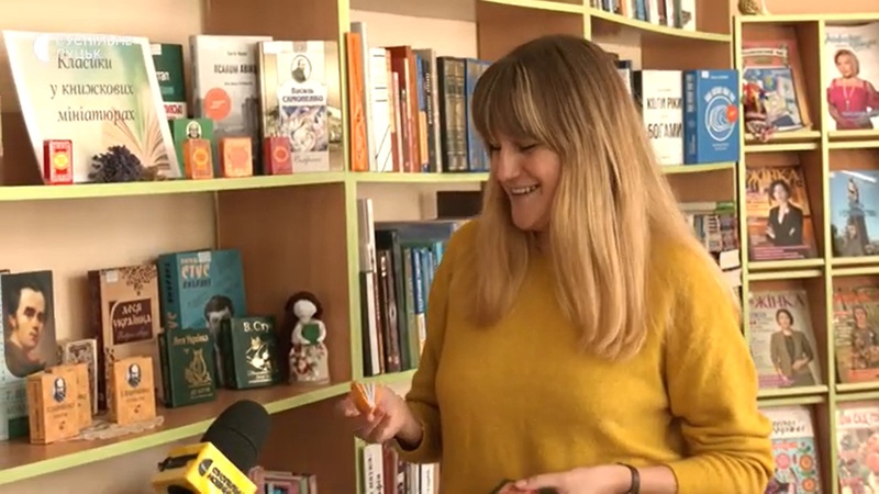 Лучанка понад 15 років колекціонує мініатюрні книжки