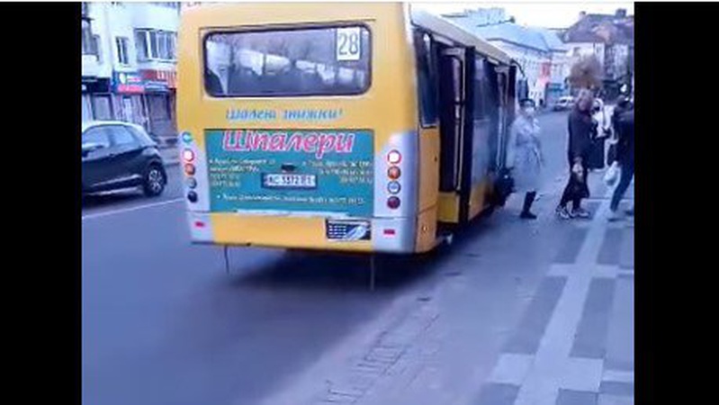 У Луцьку диміла маршрутка: людей евакуювали. ВІДЕО