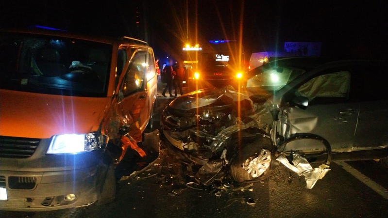 У Ковелі зіткнулися бус та легковик