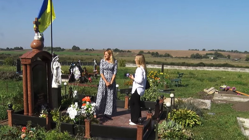 На Волині з могили захисника зрізали ланцюг, аби прив’язати козу й собаку