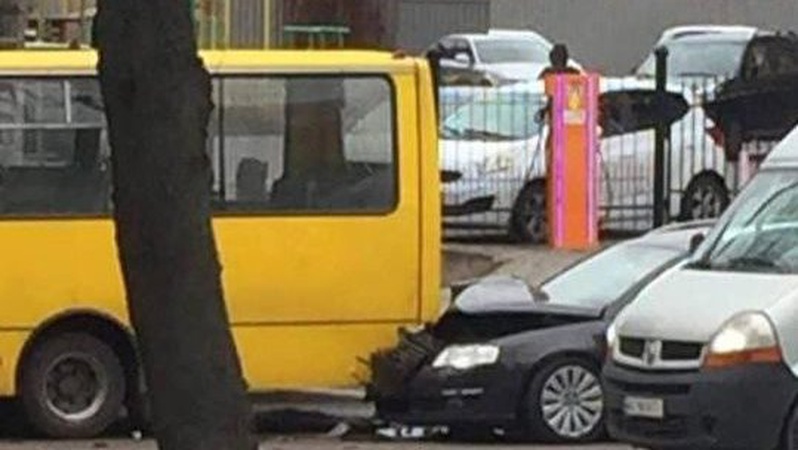 У Луцьку легковик на швидкості влетів в маршрутку