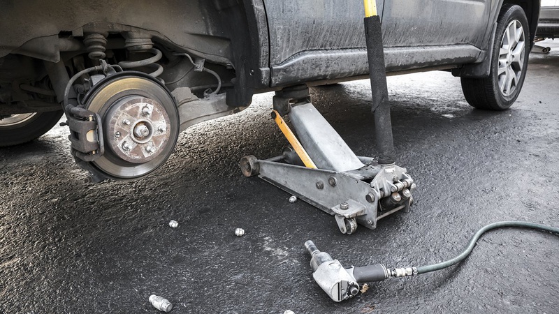 У Луцьку, під час ремонту, чоловіка придавив автомобіль