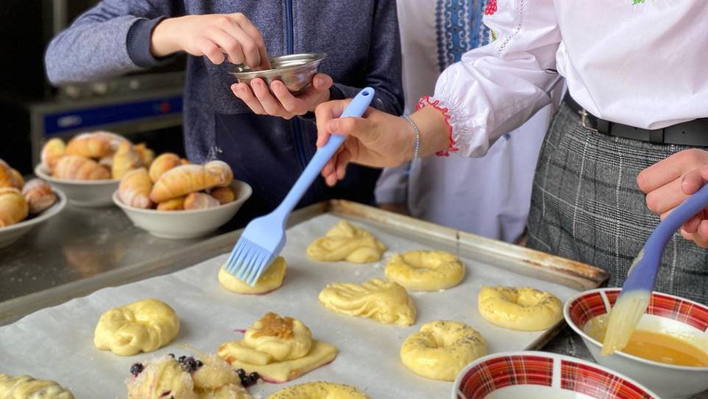 Цукрові сердечка, ягідні ватрушки та круасани: юні волиняни вчилися робити смаколики