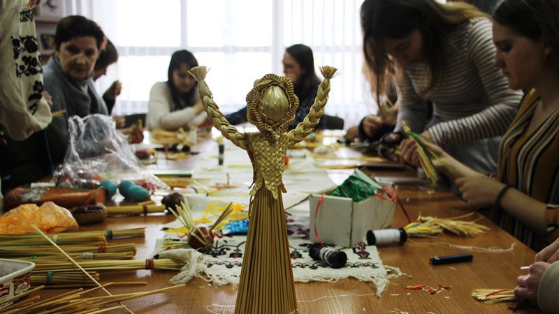 У Луцьку відбувся майстер-клас з соломоплетіння. ФОТО