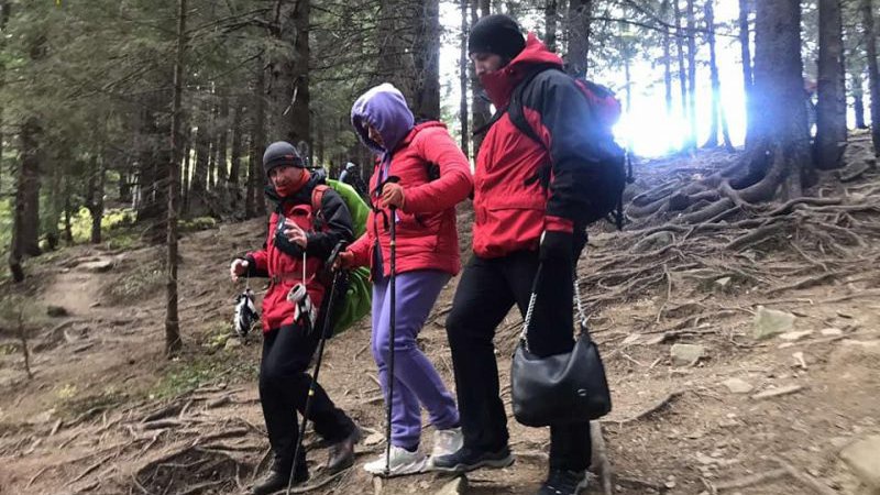 Рятувальники допомогли туристці з Луцька, якій стало погано під час спуску з Говерли