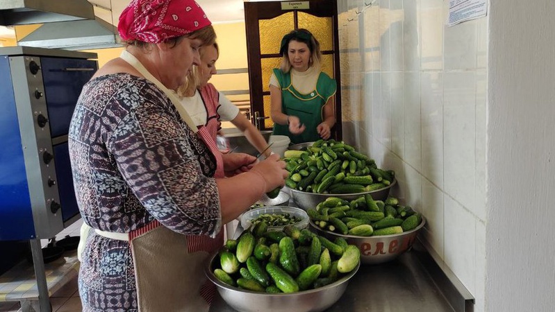 У громаді на Волині засолили майже 400 літрів огірків для захисників