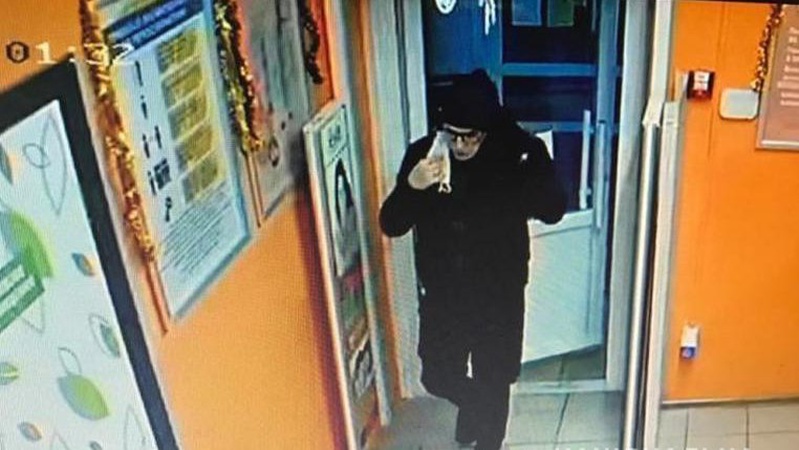 Луцька поліція просить впізнати осіб, яких підозрюють у крадіжках з магазинів