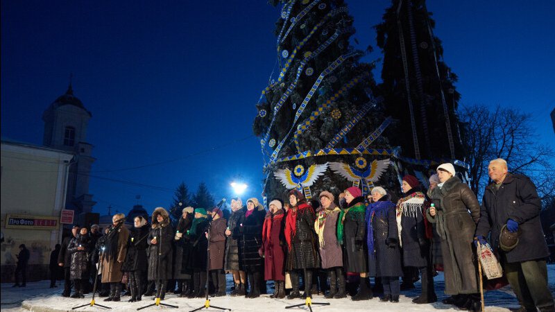 У Луцьку презентували ялинку незламності – тріо ялинок, прикрашене рукотворними патріотичними гірляндами. ФОТО