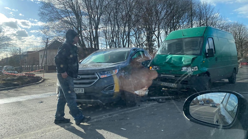 У Луцьку зіткнулися бус та легковик