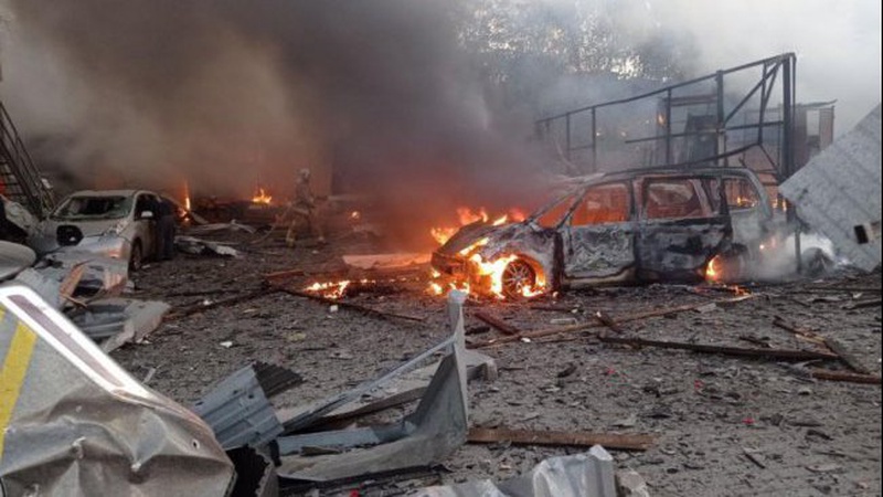 На Рівненщині рятувальники ліквідували наслідки ракетного удару на СТО. ФОТО