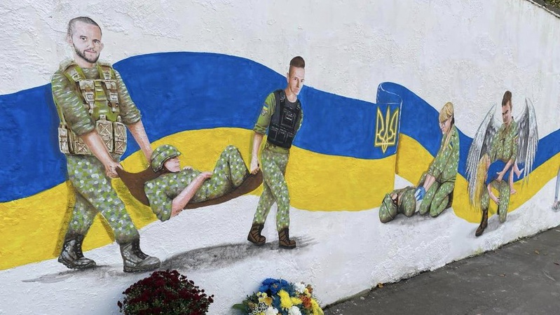 На території  Нововолинської лікарні намалювали патріотичний стінопис
