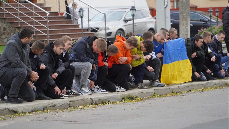Прощалися навколішки: на Волині провели в останню дорогу Героя Володимира Ващенко. ФОТО