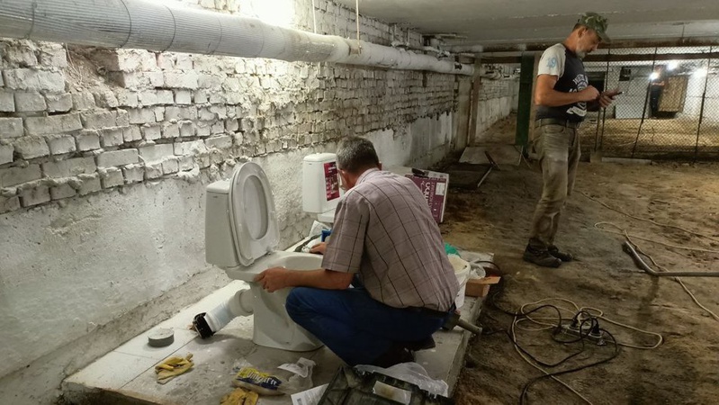 Хто і як облаштовує шкільні укриття в Луцьку