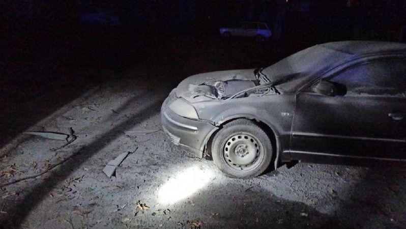 Після обстрілів Херсон залишився без світла, у Києві уламки ракети пошкодили легковик