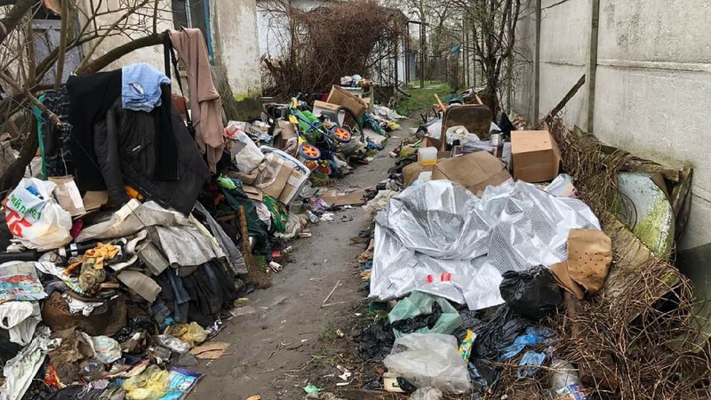 Волинянка перетворила двір власного будинку у сміттєзвалище