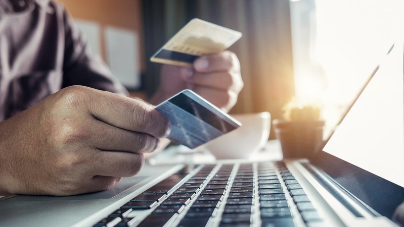 Українцям блокують картки та перекази: які операції посилено перевірять і коли заарештують кошти