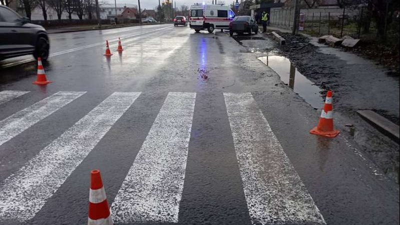 У Луцьку п’яний водій збив на переході жінку і дитину. ФОТО