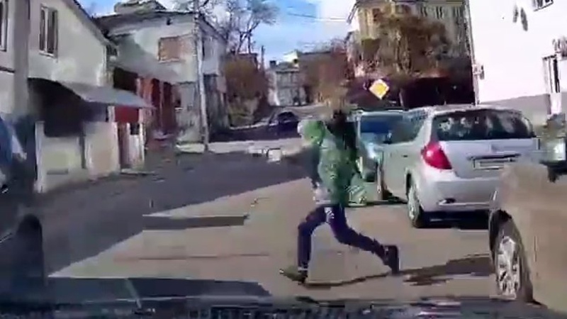 У Луцьку хлопець кинувся під авто. ВІДЕО