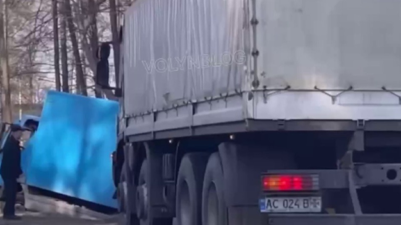 На Волині вантажівка злетіла у кювет