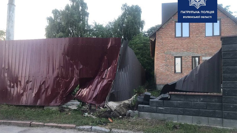 У Луцьку п’яна «в дрова» водійка тролейбуса в’їхала в паркан. ФОТО