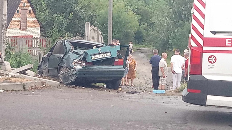 У Луцьку автомобіль влетів у паркан