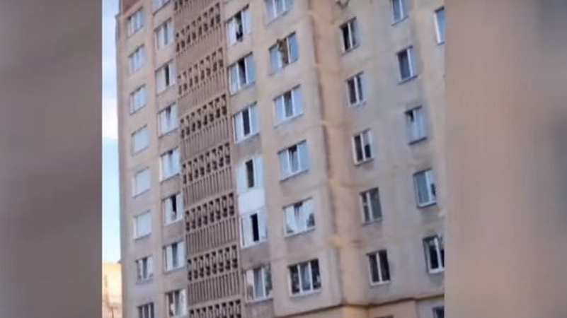 У Луцьку чоловік намагався вистрибнути з вікна багатоповерхівки. ВІДЕО