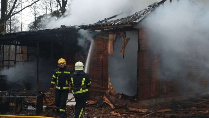 У селі біля Луцька горіла дерев’яна хата