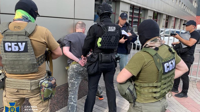 СБУ та ДБР затримали ексначальника одного з регіональних управлінь Служби безпеки України