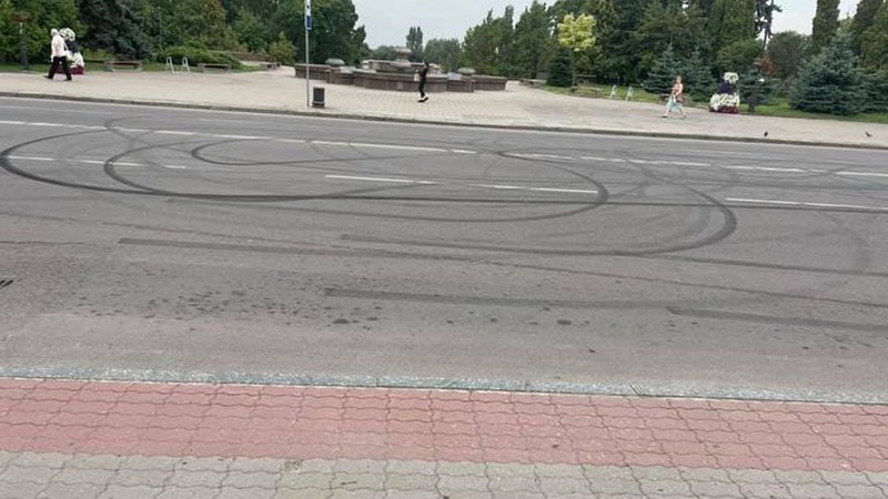 У центрі Луцька серед ночі дрифтували на легковику. ВІДЕО