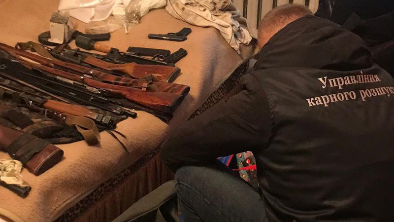 У лучанина оперативники обшукали житло та автомобіль: що знайшли